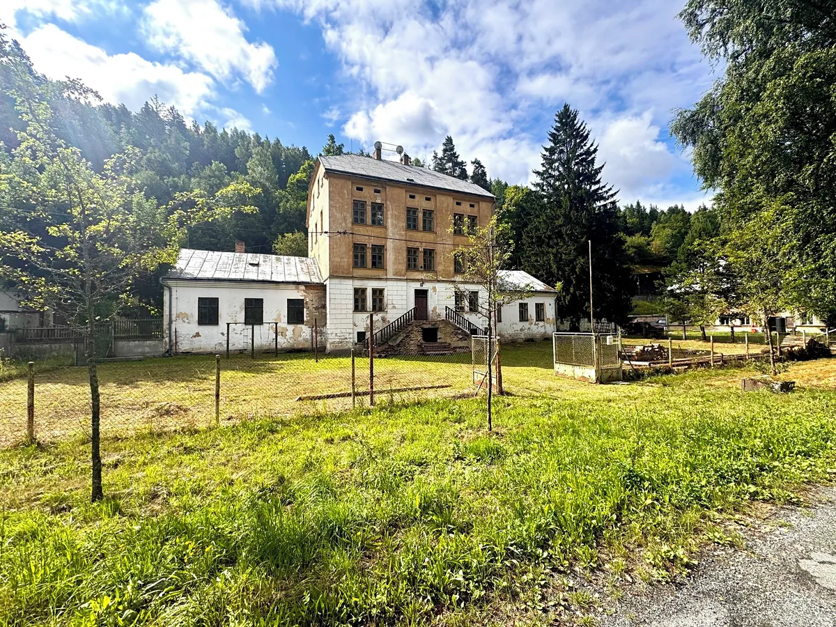 Prodej rodinného domu 1220 m², pozemek 1926 m²